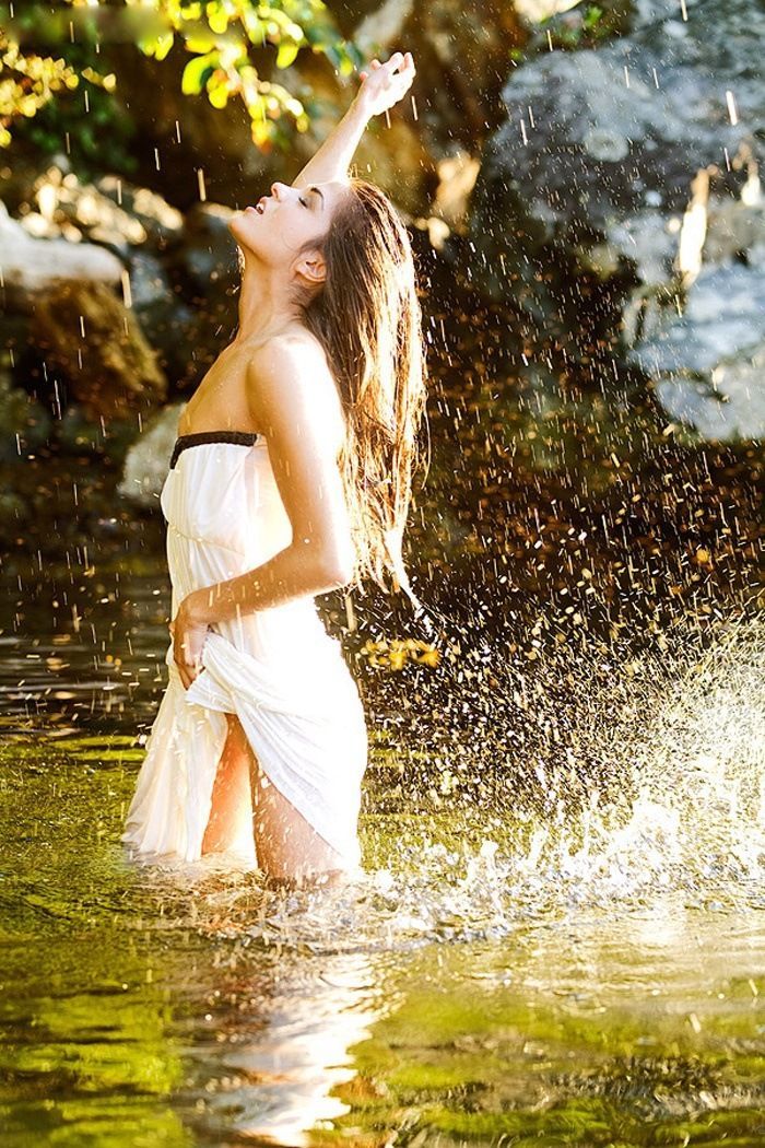 Marie Avgeropoulos in Anda