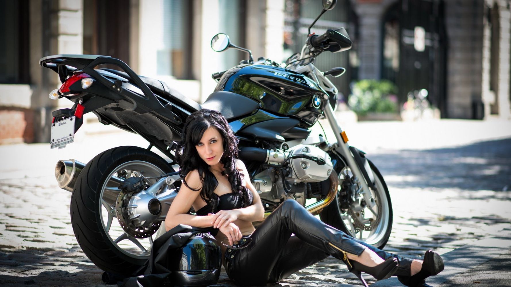 European women on bikes in Anda