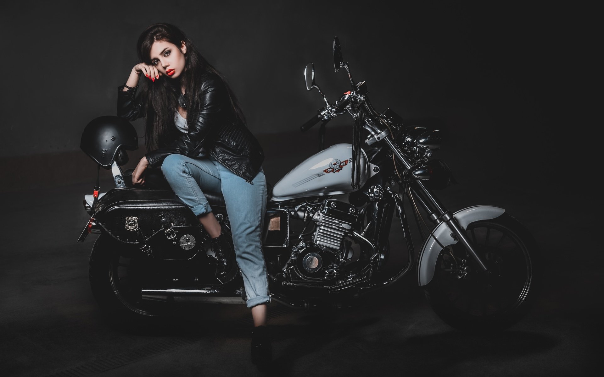 Biker girls: style and drive in Anda