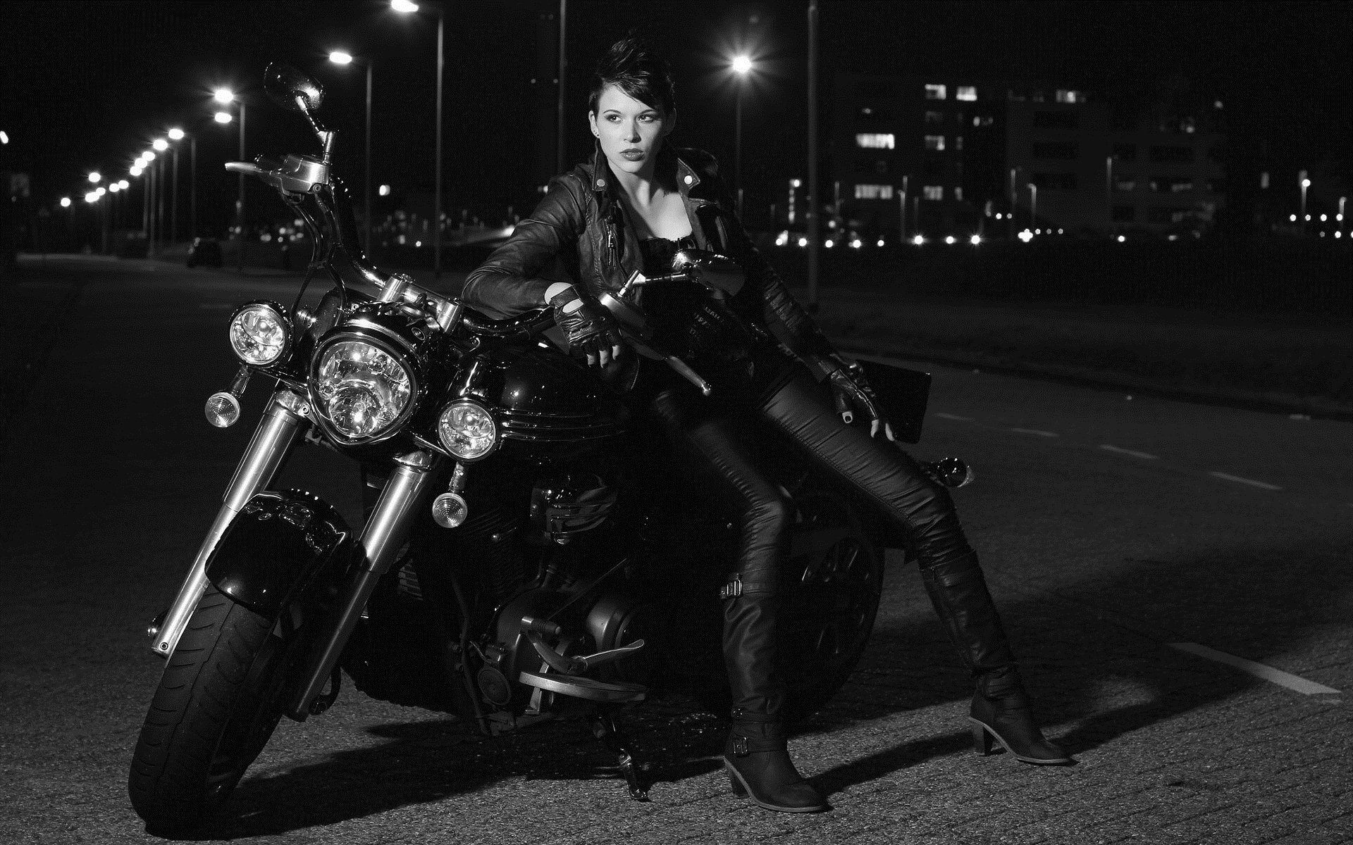 Photo Beautiful girls and motorcycles in Anda