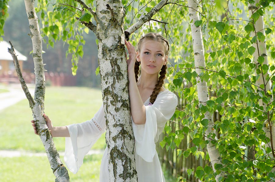 Women in Slavic costumes in Anda