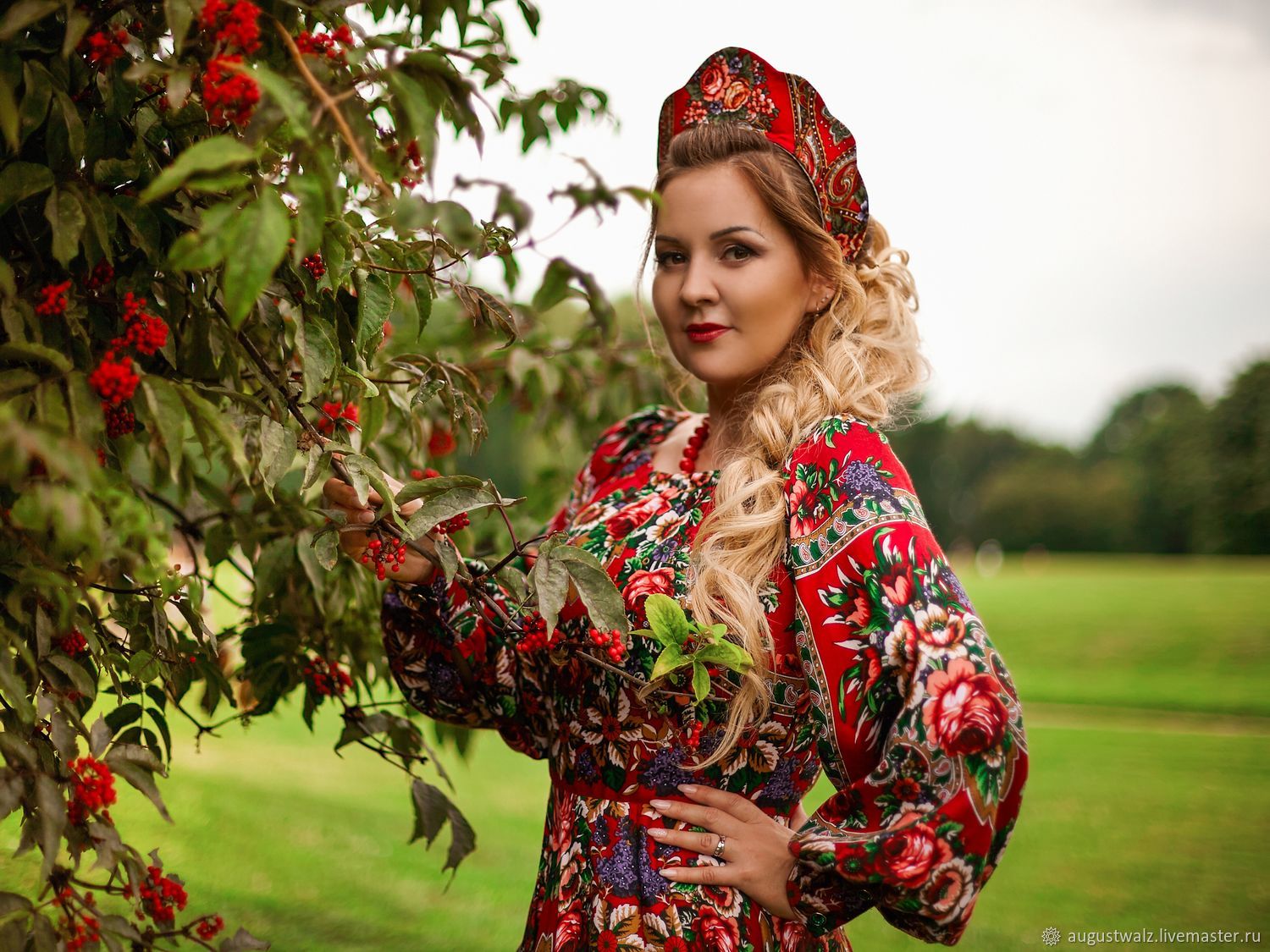 Women in Slavic costumes in Anda