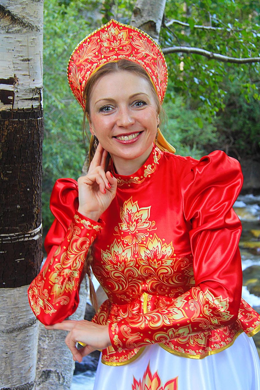 Women in Slavic costumes in Anda