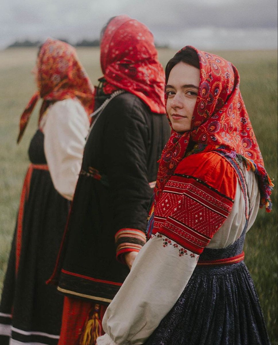 Women in Slavic costumes in Anda