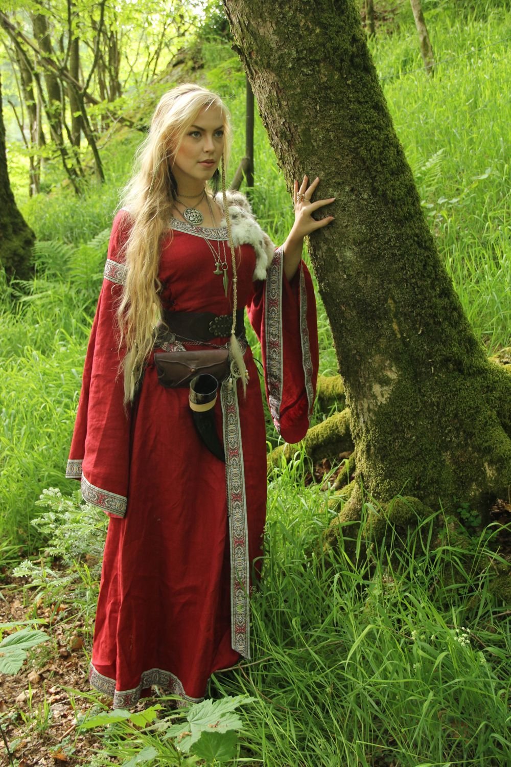 Women in Slavic costumes in Anda