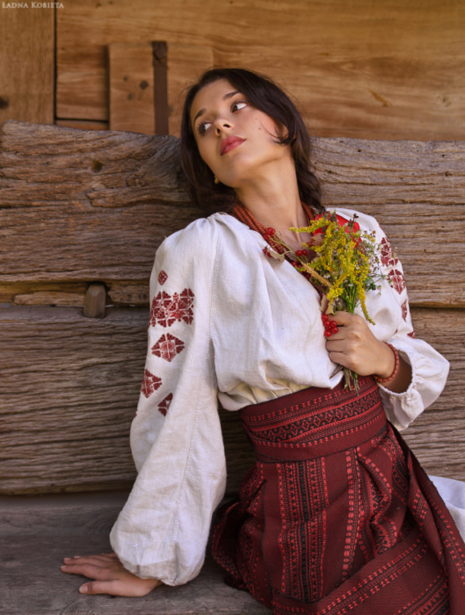 Girls in Slavic costumes in Anda