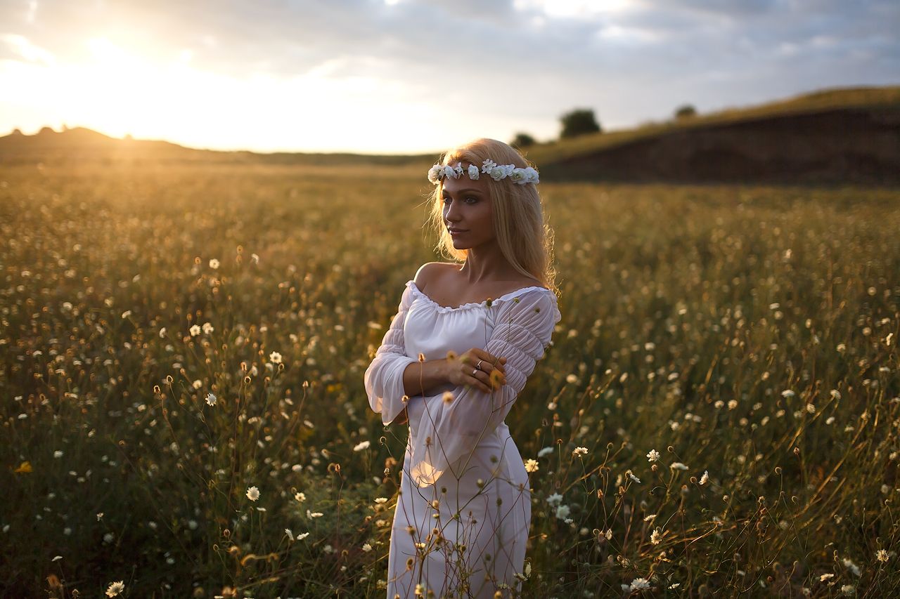 Girls in Slavic costumes in Anda