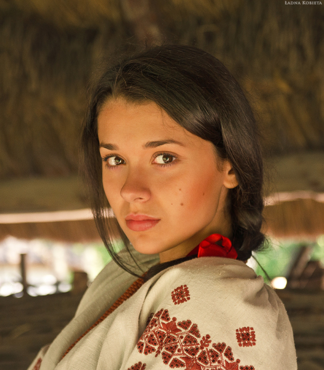 Girls in Slavic costumes in Anda