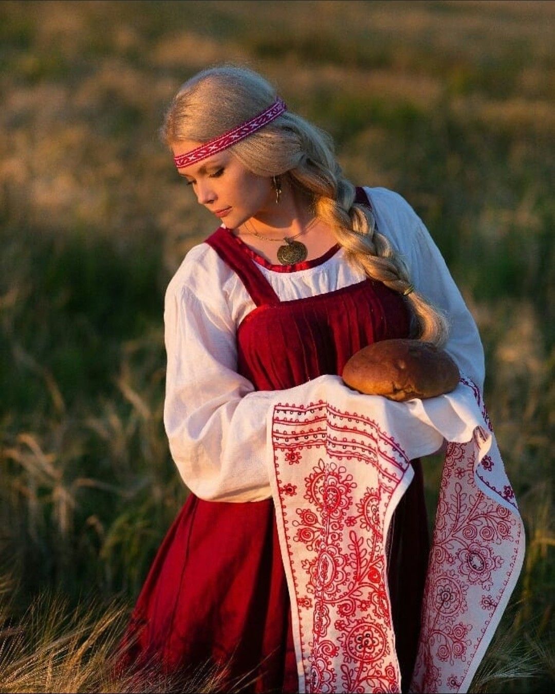 Girls in Slavic costumes in Anda