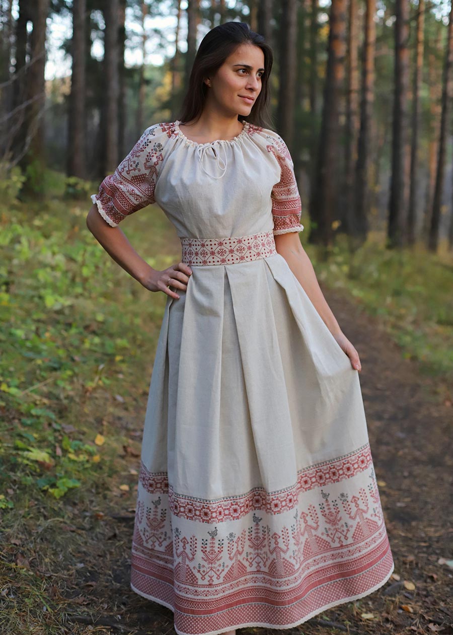 Girls in Slavic costumes in Anda