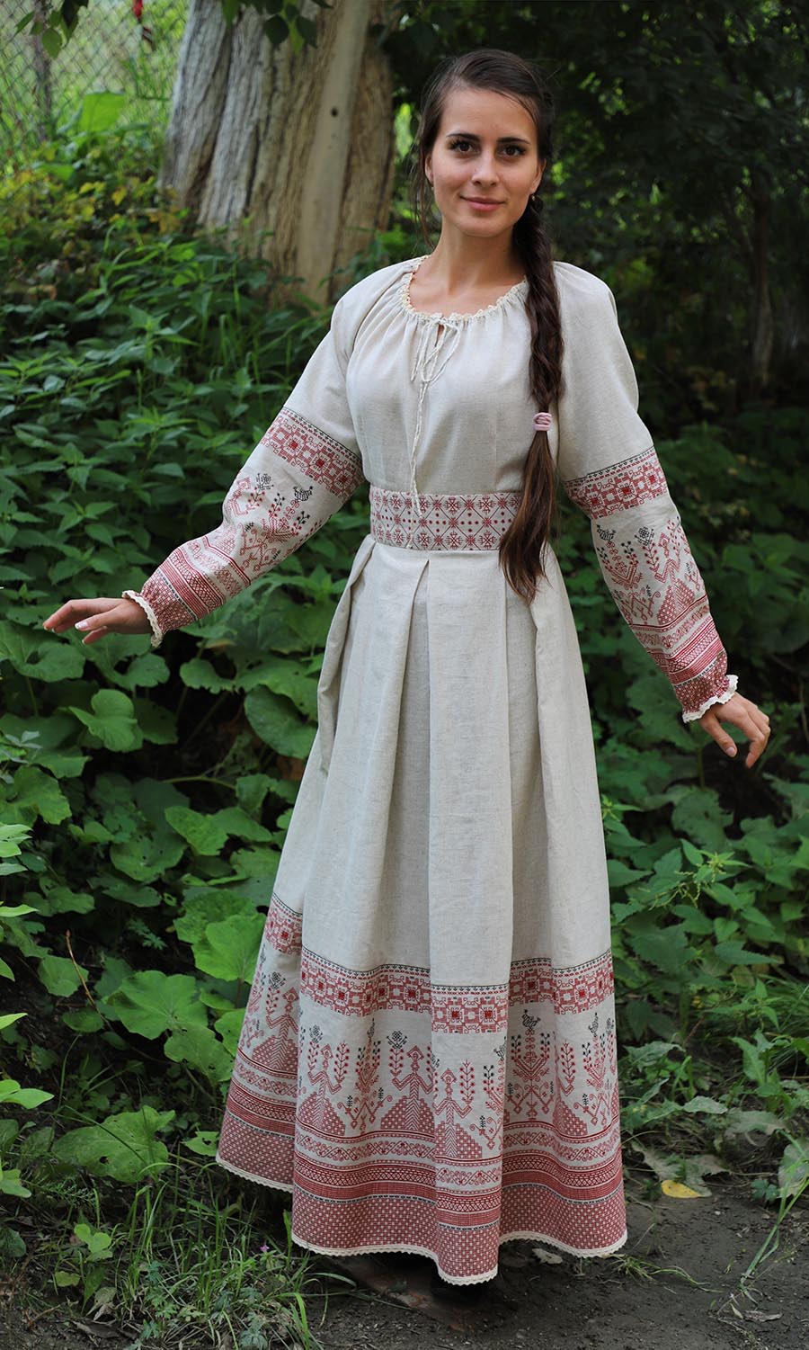 Girls in Slavic costumes in Anda