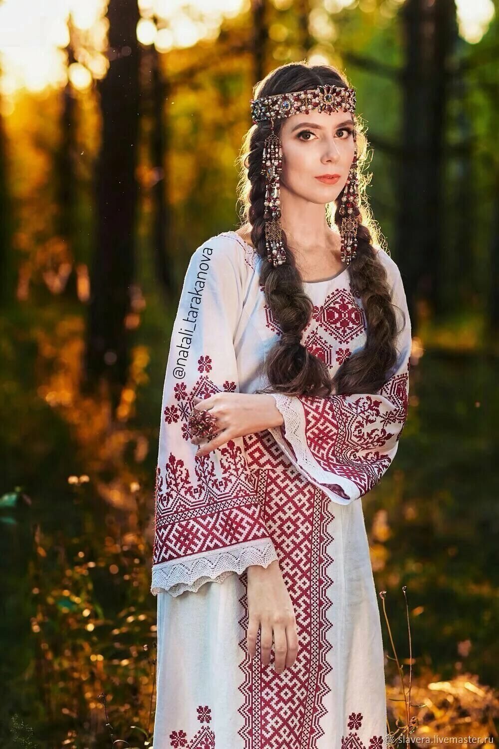 Girls in Slavic costumes in Anda