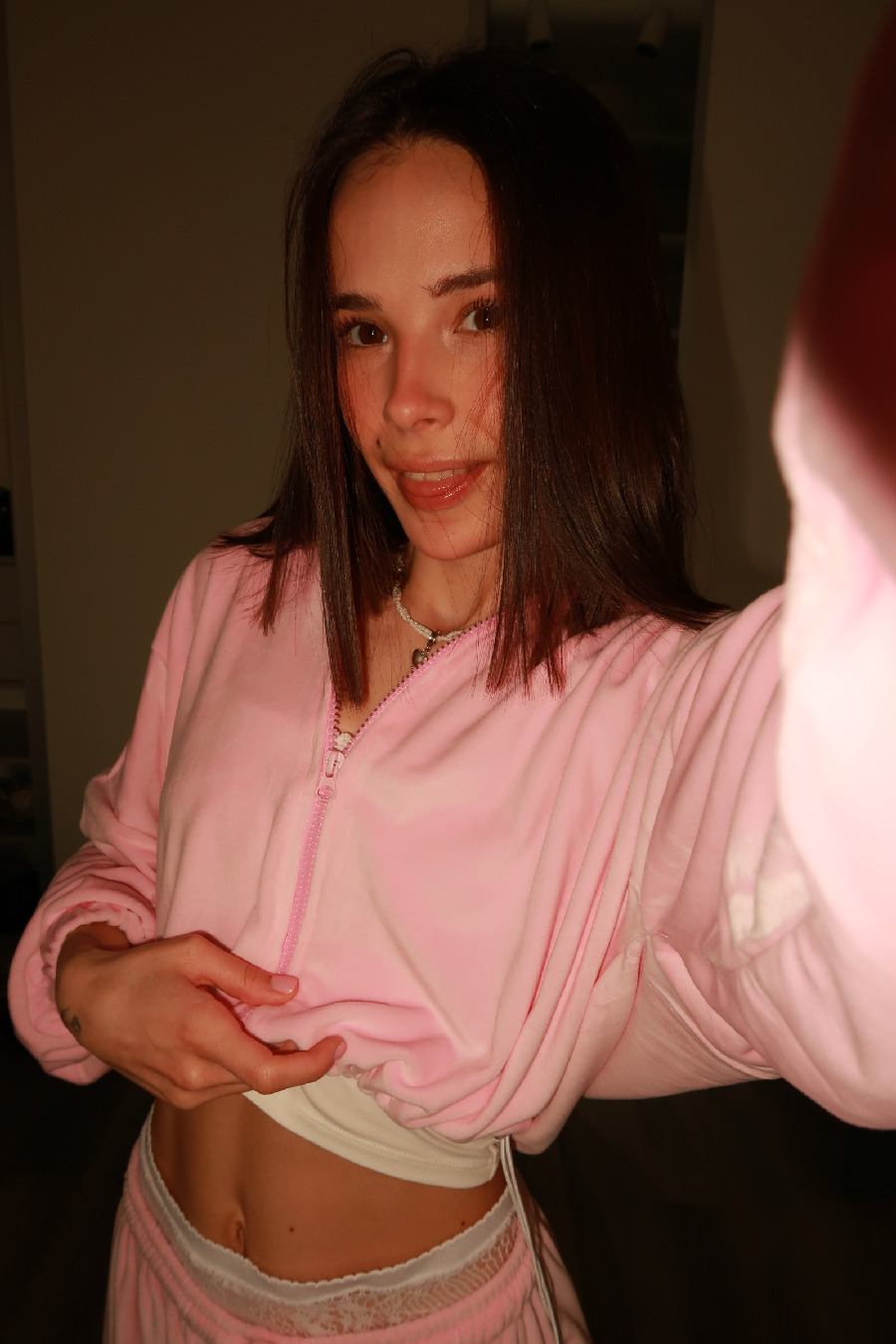 Tina brings the glow — live moments in Anda